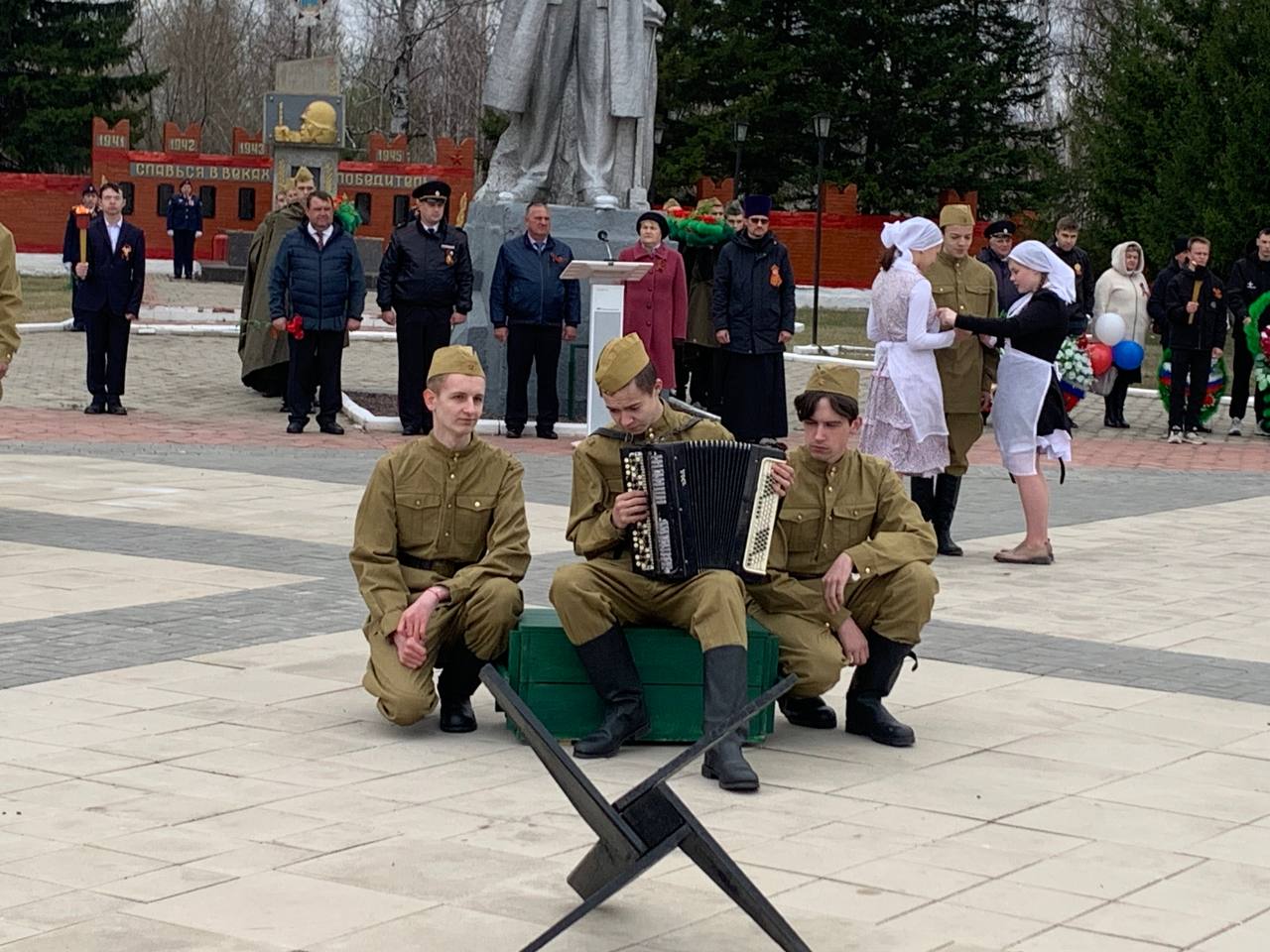 Поселковый митинг, посвященный Дню Победы.